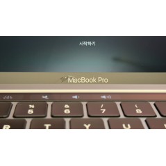 Brugt MacBook Pro - MacBook Pro M1 2020 Touchbar 8GB 256GB SSD Rymdgrå (beg med liten spricka under skärmen, små märken skärm)